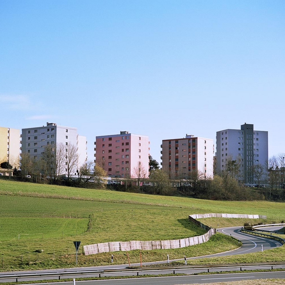 Durant les mois de mars et avril 2020, pendant la période de semi-confinement,  j’ai effectué une série d’images : des sortes de paysages urbains au temps du coronavirus, interprétation des traces que laisse le virus dans les rues de la ville.