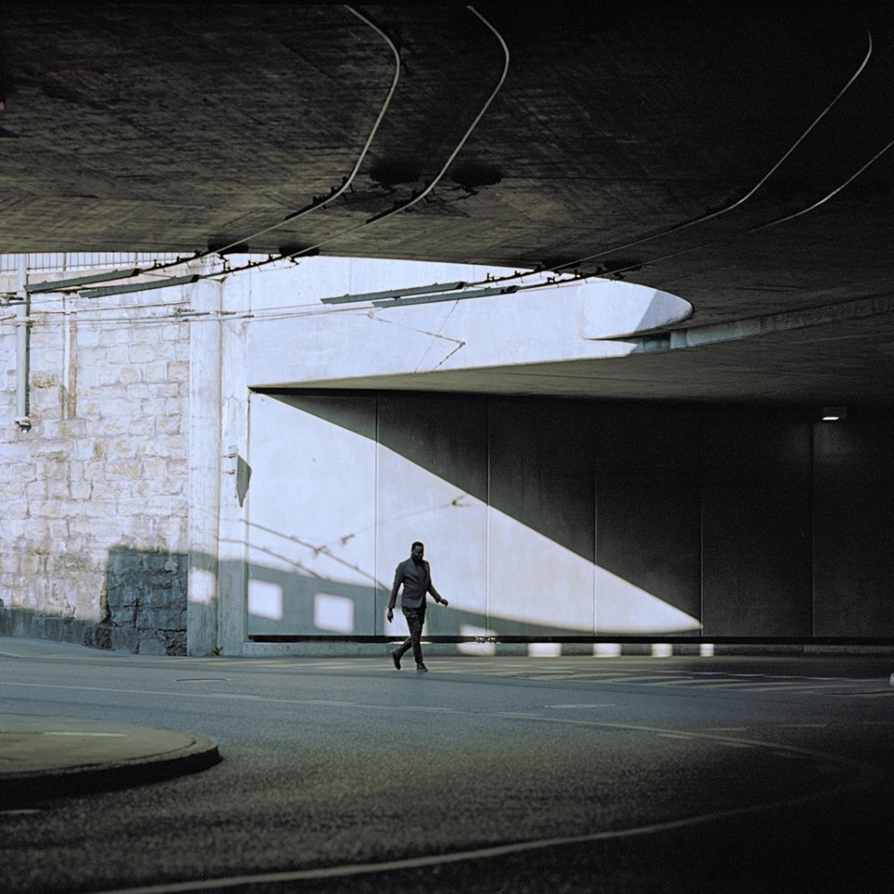 Durant les mois de mars et avril 2020, pendant la période de semi-confinement,  j’ai effectué une série d’images : des sortes de paysages urbains au temps du coronavirus, interprétation des traces que laisse le virus dans les rues de la ville.