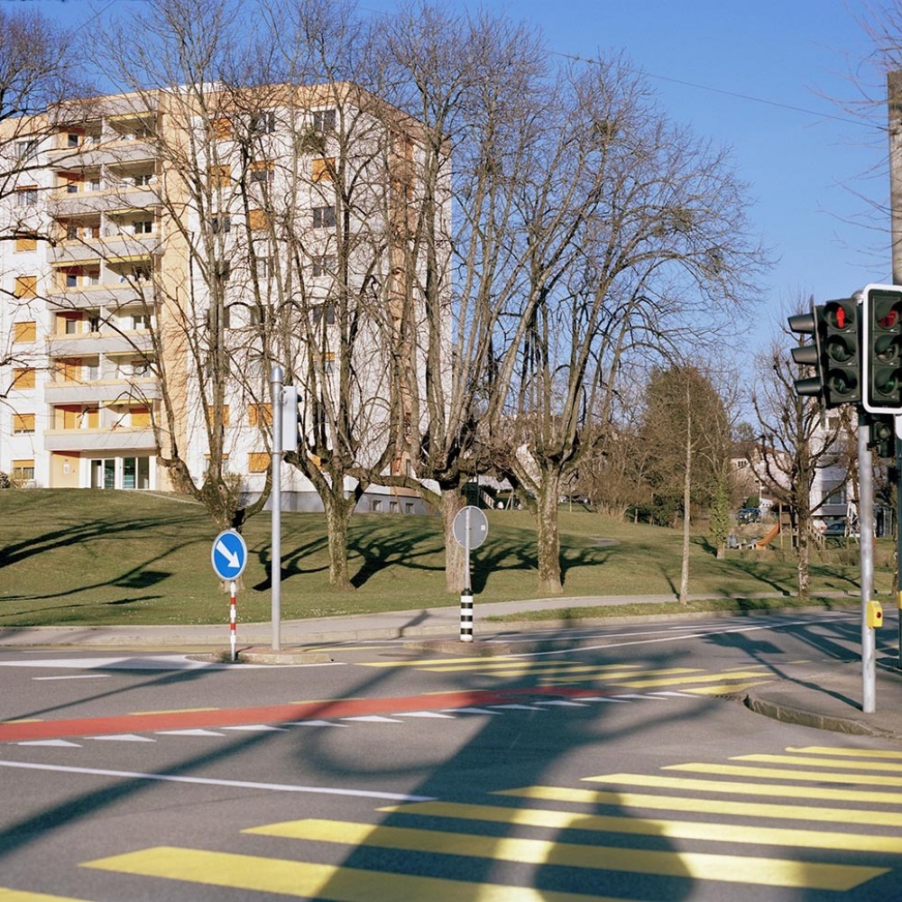 Durant les mois de mars et avril 2020, pendant la période de semi-confinement,  j’ai effectué une série d’images : des sortes de paysages urbains au temps du coronavirus, interprétation des traces que laisse le virus dans les rues de la ville.