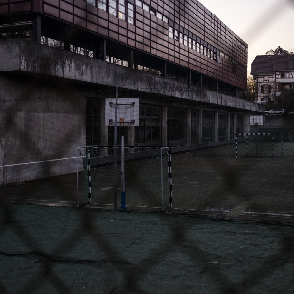 En partie documentaire, cette série photo explore autant mon sentiment d'absence que d'enfermement pendant le semi-confinement. Claustrophobe, de travailler dans un rayon relativement réduit me pousse à m'attarder sur chaque détail que je vois dans les rues. De faire attention à chaque objet délaissé, mais également de jouer avec les prétextes. Un simple grillage, par exemple, prend tout un autre sens. Mon appareil photo m'a aidé à trouver une certaine stabilité durant cette période incertaine.