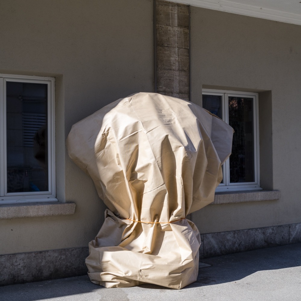 En partie documentaire, cette série photo explore autant mon sentiment d'absence que d'enfermement pendant le semi-confinement. Claustrophobe, de travailler dans un rayon relativement réduit me pousse à m'attarder sur chaque détail que je vois dans les rues. De faire attention à chaque objet délaissé, mais également de jouer avec les prétextes. Un simple grillage, par exemple, prend tout un autre sens. Mon appareil photo m'a aidé à trouver une certaine stabilité durant cette période incertaine.